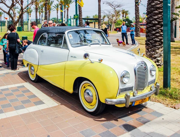 Old Austin cabriolet pada pameran mobil tua di Kiryat Motskin — Stok Foto