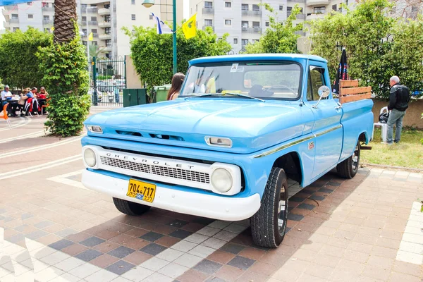 Recogida del viejo Chevrolet en una exposición de coches viejos en el Kiryat Motskin — Foto de Stock