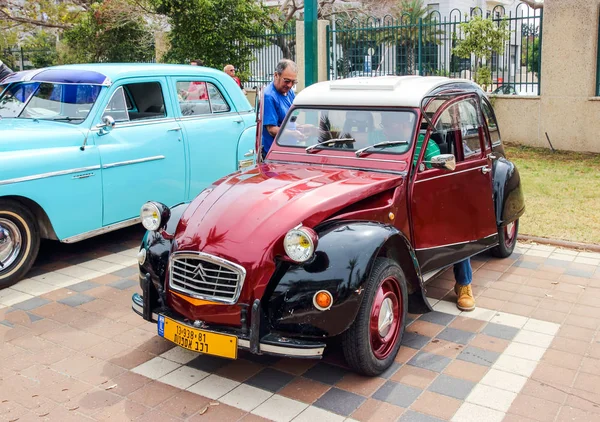 Old Citroen en una exposición de coches viejos en el Kiryat Motskin — Foto de Stock