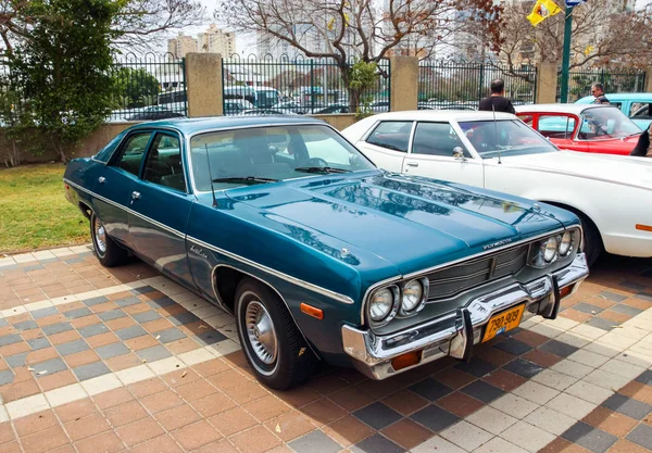 Antiguo Plymouth Satellite Custom en una exposición de coches viejos en el Kiryat Motskin — Foto de Stock