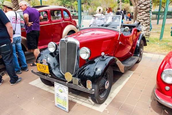 Old Morris Ten 1935 cabriolet in una mostra di vecchie auto nel Kiryat Motskin — Foto Stock