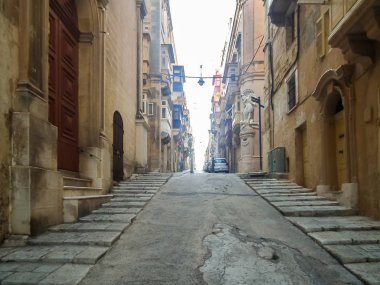 Malta - Valletta başkenti sessiz sokaklarında. Başpiskopos sokak.