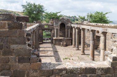 Eski Yahudi yerleşim kalıntıları eski bir sinagog um el Kanatir - Golan Tepeleri anne duvarda kalır