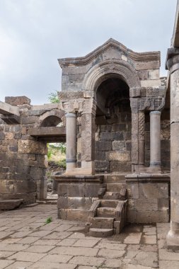 Eski Yahudi yerleşim kalıntıları eski bir sinagog um el Kanatir - Golan Tepeleri anne duvarda kalır
