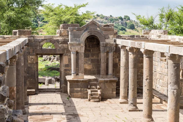 古代犹太人定居点遗址中的古老犹太教堂遗迹 Kanatir 戈兰高地的母亲拱门 — 图库照片