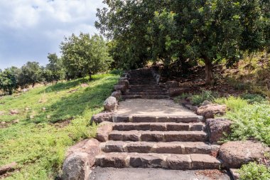 Yolu ile eski Yahudi yerleşim kalıntıları bulunmaktadır um el Kanatir - Golan Tepeleri duvarda anne adımlar