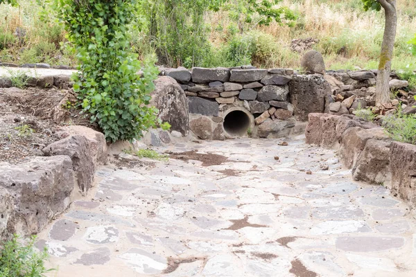 Eski Yahudi yerleşim um el Kanatir - Golan Tepeleri duvarda anne kalıntıları.