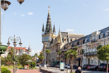 Astronomik saati olan kule, Gürcistan 'ın başkenti olan Batumi şehrindeki Memed Abashidze caddesinde yer almaktadır.