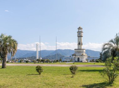 Batumi Deniz Feneri, Gürcistan 'ın başkenti olan Batumi şehrinin setinin üzerinde duruyor.
