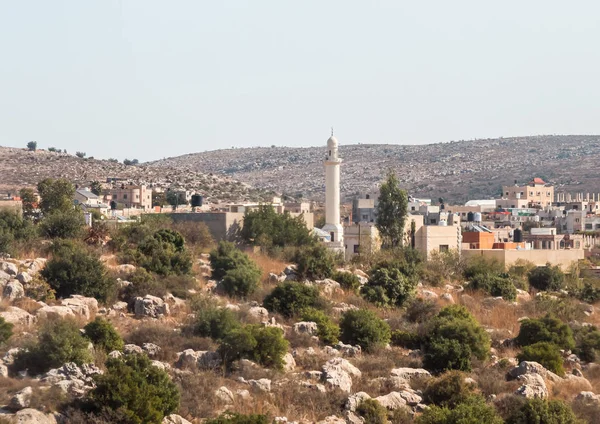 Вид шоссе № 5 на палестинскую деревню Бручин в регионе Самария района Бениамин рядом с Рош Хааин — стоковое фото