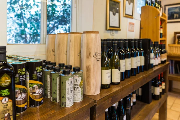 Bouteilles de vin et d'huile d'olive dans un magasin à l'entrée du site archéologique de Tel Shilo dans la région de Samarie dans le district de Benjamin, Israël — Photo