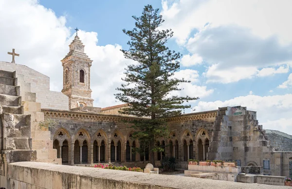 El patio del monasterio Carmel Pater Noster se encuentra en el Monte Eleon - Monte de los Olivos en Jerusalén Este en Israel — Foto de Stock