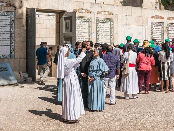 Los creyentes leen la oración de Nuestro Padre en las paredes del patio del Monasterio Carmelo Pater Noster ubicado en el Monte Eleón - Monte de los Olivos en Jerusalén Este en Israel — Foto de Stock