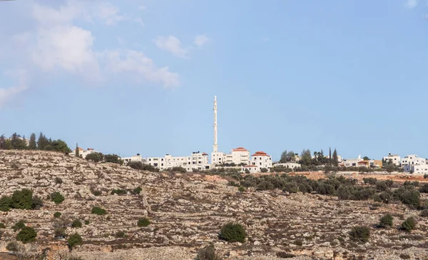 Blick von der Autobahn 5 hohe Moschee mit dem palästinensischen Dorf silwad auf einem Hügel in der Samaria-Region im Distrikt Benjamin, israel — Stockfoto