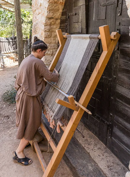 Participante del festival muestra el trabajo en un telar medieval en el festival anual Jerusalén Caballeros — Foto de Stock