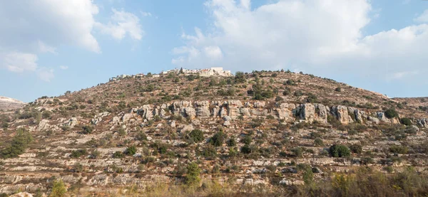 Vista desde la autopista número 5 a la aldea palestina Ayn como Sarara ubicada en una colina en la región de Samaria en el distrito de Benjamin, Israel —  Fotos de Stock