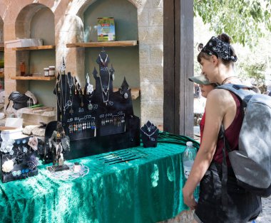 Ziyaretçiler, geleneksel Kudüs Şövalyeleri festivalinde el yapımı mücevherleri tezgahta görüyorlar