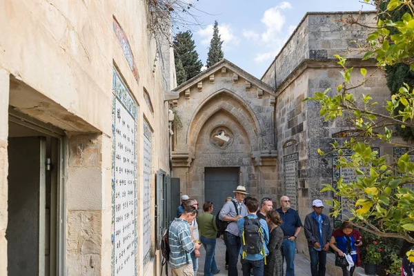 El patio del monasterio Carmel Pater Noster se encuentra en el Monte Eleon - Monte de los Olivos en Jerusalén Este en Israel — Foto de Stock