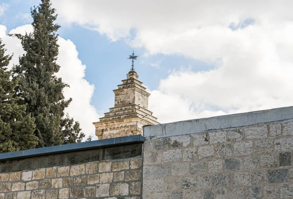 Uitzicht vanaf de Rabaa al adwaya straat naar Pater Noster kerk is gelegen op de berg Eleon - Olijfberg in Oost-Jeruzalem in Israël — Stockfoto