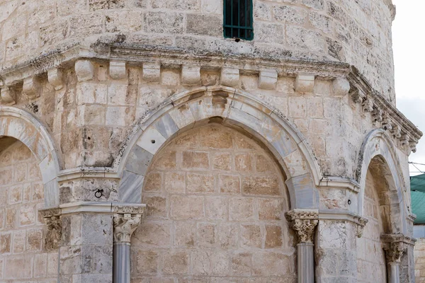 Decorações decorativas na parede exterior da Capela da Ascensão no Monte Eleão - Monte das Oliveiras em Jerusalém Oriental em Israel — Fotografia de Stock