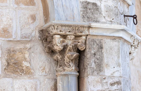 Декоративные украшения на внешней стене часовни Вознесения на горе Элеон - Масличной горе в Восточном Иерусалиме в Израиле — стоковое фото
