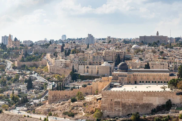 View of the Temple Mount, the old and modern city of Jerusalem from Mount Eleon - Mount of Elives in East Jerusalem in Israel — стоковое фото