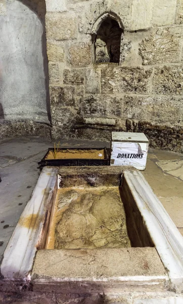 Pierre avec l'empreinte du pied du Christ entourée d'un cadre en marbre dans la chapelle de l'Ascension sur le mont Éléon - Mont des Oliviers à Jérusalem-Est en Israël — Photo