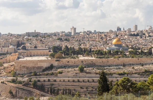 İsrail 'in Doğu Kudüs' teki Eleon Dağı 'ndan Kudüs' ün eski ve modern şehri olan Tapınak Dağı 'nın manzarası. — Stok fotoğraf