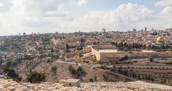 Панорамный вид на еврейское кладбище, Храмовую гору, старый и современный город Иерусалим с горы Элеон - Елеонской горы в Восточном Иерусалиме в Израиле — стоковое фото