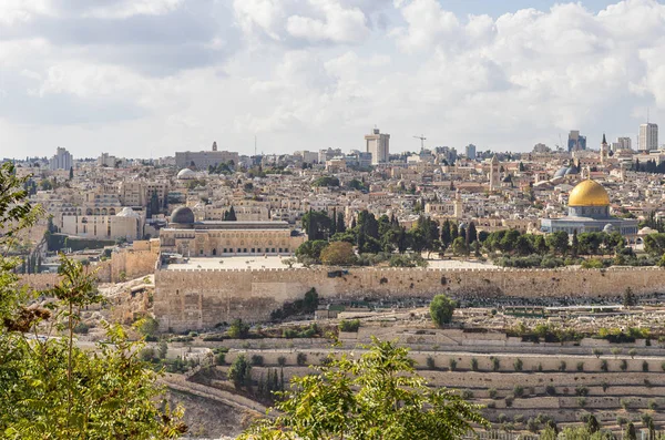 Uitzicht op de Tempelberg, de oude en moderne stad Jeruzalem vanaf de Eleonberg - Olijfberg in Oost-Jeruzalem in Israël — Stockfoto