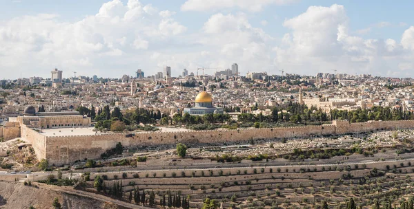 Blick auf den jüdischen Friedhof, den Tempelberg, die alte und moderne Stadt Jerusalem vom Berg Eleon - Olivenhain in Ost-Jerusalem in Israel — Stockfoto