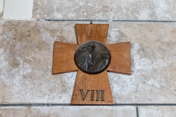 Croix en bois avec le visage de Jésus-Christ et le latin numéro 8 accroché au mur de l'église Dominus Flevit sur le mont Éléon - Mont des Oliviers à Jérusalem-Est en Israël — Photo