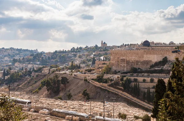 View of the Temple Mount, Jewish cemetery, city wall and old city from the Mount Eleon - Mount of Elives in East Jerusalem in Israel — стоковое фото