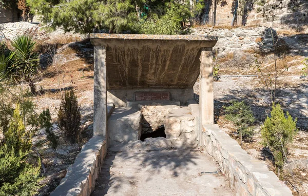 Podzemní krypta s pohřbem na území kostela Dominus Flevit na hoře Eleon - Olivová hora ve východním Jeruzalémě v Izraeli — Stock fotografie
