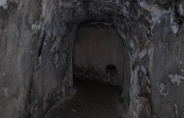 Een van de zijgangen met begrafenissen in het graf van de profeten op de berg Eleon - Olijfberg in Oost-Jeruzalem in Israël — Stockfoto