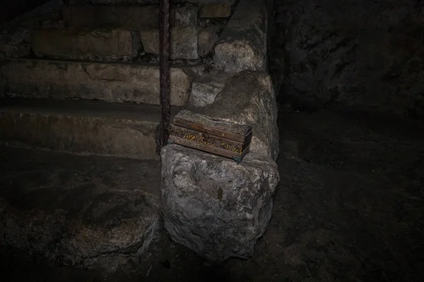 La cassetta delle offerte si trova sui gradini delle scale che portano fuori dai Profeti sul Monte Eleone - Monte degli Ulivi a Gerusalemme Est in Israele — Foto Stock