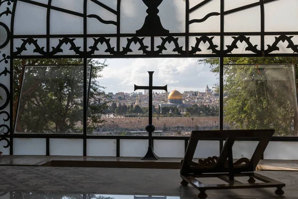 Widok z okna kościoła Dominus Flevit na Górze Świątynnej z góry Eleon - Góra Oliwna we Wschodniej Jerozolimie w Izraelu — Zdjęcie stockowe