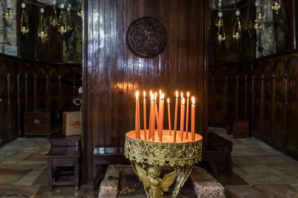 Platz zum Anzünden von Kerzen im Grab der Jungfrau am Fuße des Berges Mount eleon - Olivenhain in East jerusalem in Israel — Stockfoto