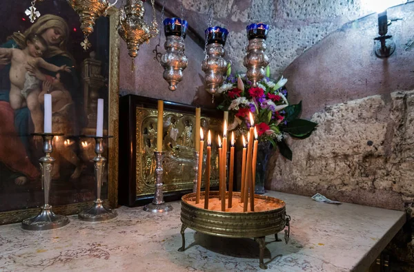 Miejsce do zapalania świec w Grobowcu Dziewicy na piechotę góry Eleon - Góra Oliwna we Wschodniej Jerozolimie w Izraelu — Zdjęcie stockowe
