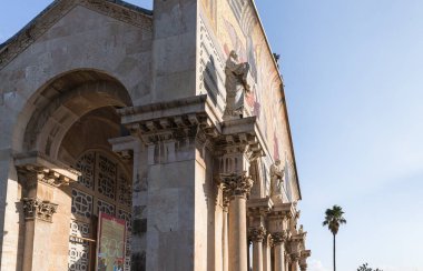 İsrail 'in Doğu Kudüs' teki Eleon Dağı 'nın eteğindeki Gethsemane Bahçesi' ndeki Uluslar Kilisesi 'nin üst kısmında gün batımı manzarası