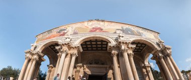 İsrail 'in Doğu Kudüs' teki Eleon Dağı eteğindeki Gethsemane bahçesindeki tüm uluslar kilisesinin panoramik manzarası.