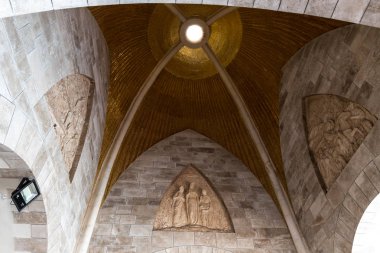 İsrail 'in Doğu Kudüs' teki Eleon Dağı 'ndaki Sahip Flevit Kilisesi' nin iç kesimindeki Bas-reef zeytinleri.