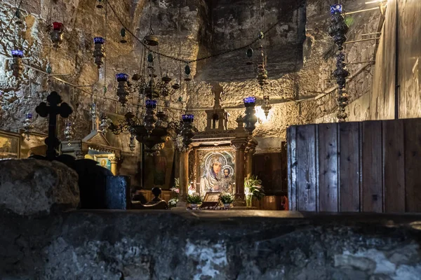 O interior do túmulo da Virgem a pé da montanha Monte Eleão - Monte das Oliveiras em Jerusalém Oriental em Israel — Fotografia de Stock