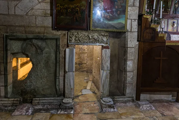 Χαμηλή έξοδος από τον τάφο της Παναγίας στον τάφο της Παναγίας στους πρόποδες του βουνού όρος Ελεών - Όρος των Ελαιών στην Ανατολική Ιερουσαλήμ στο Ισραήλ — Φωτογραφία Αρχείου