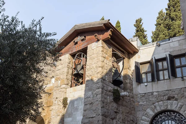 El campanario en el Jardín de Getsemaní al pie del monte Eleón - Monte de los Olivos en Jerusalén Este en Israel — Foto de Stock