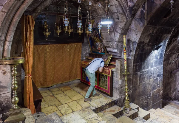 The believer kisses the icon in the side crypt in the Tomb of the Virgin on foot of the mountain Mount Eleon - Mount of Olives in East Jerusalem in Israel — Stock Photo, Image