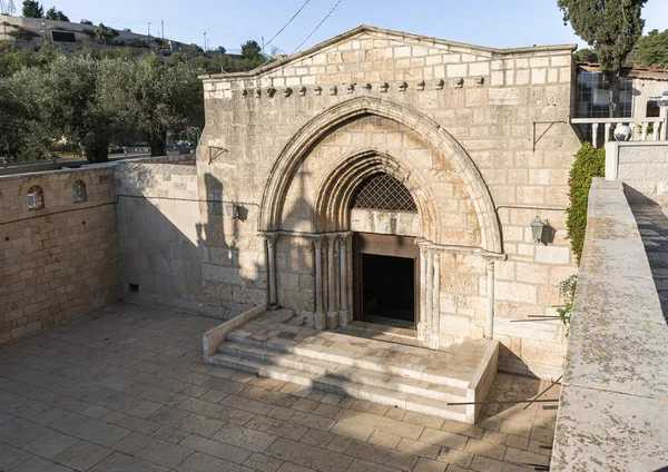 이스라엘 동예루살렘의 엘레온 산 - 올리브 산기슭에 있는 동정녀 무덤 입구 — 스톡 사진