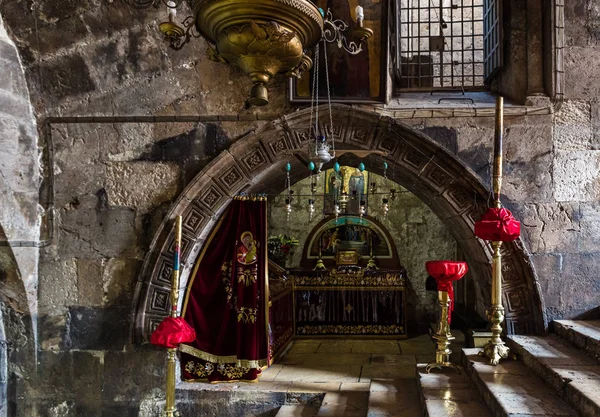 Cripta lateral no túmulo da Virgem a pé da montanha Monte Eleão - Monte das Oliveiras em Jerusalém Oriental em Israel — Fotografia de Stock