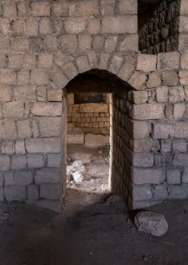 Haçlı Kalesi Neuf - Metsudat Hunin harabeleri arasındaki koridor İsrail 'in kuzeyindeki Yukarı Celile' deki İsrail Margaliot köyünün girişinde yer almaktadır.