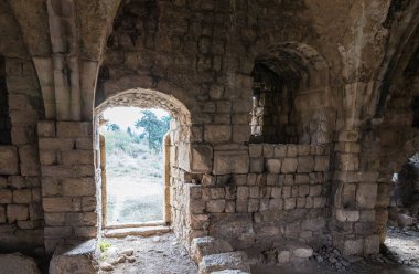 Haçlı Kalesi Şatosu Neuf - Metsudat Hunin 'in ana salonundan çıkış İsrail' in kuzeyindeki Yukarı Celile 'deki İsrail Margaliot köyünün girişinde yer almaktadır.